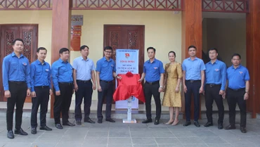 Đồng chí Bùi Quang Huy, Ủy viên dự khuyết Trung ương Đảng, Bí thư thứ nhất Trung ương Đoàn Thanh niên cộng sản Hồ Chí Minh cùng các đại biểu cắt băng khai trương đưa công trình số hóa điểm di tích Sở Chỉ huy chiến dịch Điện Biên Phủ ở Mường Phăng vào khai thác, sử dụng.