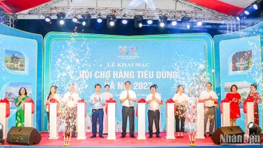 Cắt băng khai mạc Hội chợ hàng tiêu dùng Hà Nội năm 2023. (Ảnh: NHẬT QUANG)