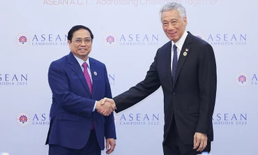 Thủ tướng Chính phủ Phạm Minh Chính có cuộc gặp với Thủ tướng Singapore Lý Hiển Long nhân dịp tham dự Hội nghị cấp cao ASEAN lần thứ 40, 41 và các hội nghị cấp cao liên quan, ngày 12/11/2022, tại thủ đô Phnom Penh, Vương quốc Campuchia. (Ảnh: TTXVN)