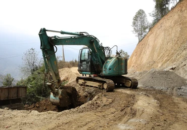 Nhà thầu tập trung máy móc, nhân lực thực hiện dự án cải tạo, nâng cấp tuyến đường 112 (đoạn xã Làng Chếu-Xím Vàng, huyện Bắc Yên), tỉnh Sơn La.