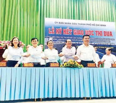 Sở Tài nguyên và Môi trường Thành phố Hồ Chí Minh và các địa phương ký kết giao ước thi đua đẩy nhanh công tác thu hồi đất, bồi thường, hỗ trợ, tái định cư cho dự án đường vành đai 3. (Ảnh QUÝ HIỀN)