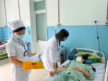 Điều trị bệnh nhân sốt xuất huyết tại Bệnh viện đa khoa khu vực Hóc Môn (Thành phố Hồ Chí Minh).
