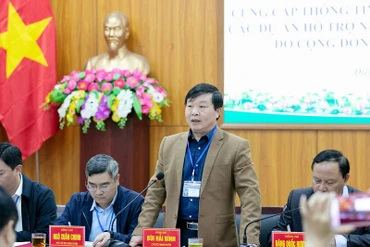 Chủ tịch Ủy ban nhân dân huyện Điện Biên thông tin quá trình thực hiện các dự án cấp bò sinh sản đến các cơ quan báo chí.