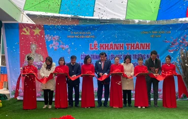 Đại diện lãnh đạo Ủy ban nhân dân thành phố Điện Biên Phủ cùng lãnh đạo Công ty trách nhiệm hữu hạn Lions Club Việt Nam cắt băng khánh thành, đưa điểm trường Nà Pen vào sử dụng.