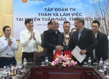 Lãnh đạo Ủy ban nhân dân huyện Tuần Giáo và Tập đoàn TH trao biên bản ký kết hợp tác thực hiện dự án mắc-ca tại Tuần Giáo.
