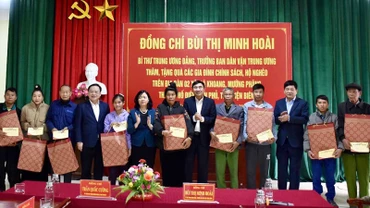 Đồng chí Bùi Thị Minh Hoài cùng các đồng chí lãnh đạo tỉnh Điện Biên trao quà tặng gia đình chính sách xã Pá Khoang, Mường Phăng.