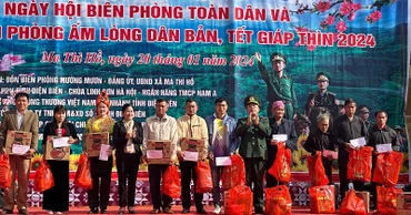 Lãnh đạo Bộ Chỉ huy Bộ đội Biên phòng tỉnh trao quà tặng nhân dân các xã biên giới Việt Nam-Lào thuộc địa phận huyện Mường Chà, tỉnh Điện Biên.
