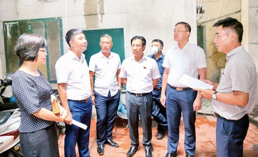 Đoàn giám sát của Hội đồng nhân dân thành phố Hà Nội tiến hành giám sát chuyên đề "Việc thực hiện các quy định của pháp luật trong quản lý, sử dụng tài sản công là nhà, đất thuộc sở hữu nhà nước của thành phố" tại Công ty trách nhiệm hữu hạn một thành viên Quản lý và Phát triển nhà Hà Nội. (Ảnh GIA HUY)