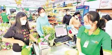 Người dân mua hàng tại một siêu thị Co.opmart. (Ảnh CTV)