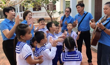 Học sinh Trường tiểu học thị trấn Trường Sa giao lưu cùng đoàn đại biểu ra thăm đảo. (Ảnh TTXVN)