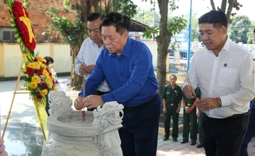 Trưởng Ban Tuyên giáo Trung ương Nguyễn Trọng Nghĩa thắp hương tưởng niệm tại Nhà bia tưởng niệm Liệt sĩ Sư đoàn 9, Quân đoàn 4. (Ảnh: TTXVN)