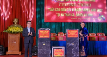 Đồng chí Lê Quốc Minh, Ủy viên Trung ương Đảng, Tổng Biên tập Báo Nhân Dân, Phó trưởng Ban Tuyên giáo Trung ương, Chủ tịch Hội Nhà báo Việt Nam tặng bộ âm ly loa đài cho Trường Tiểu học Thần Sa.