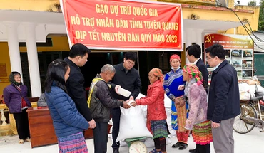 Cấp gạo hỗ trợ Tết Nguyên đán cho người dân tại Tuyên Quang. (Ảnh: GDSR)
