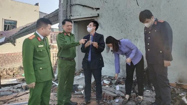 Lực lượng chức năng khám nghiệm hiện trường vụ cháy nổ do pháo xảy ra ngày 7/12/2023, tại xóm Tây Thổ, xã Văn Hải (huyện Kim Sơn, tỉnh Ninh Bình) (Ảnh: VĂN LÚA)