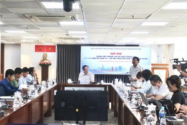 Quang cảnh buổi họp báo chiều 14/7