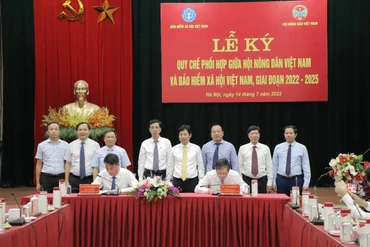 Đại diện lãnh đạo Bảo hiểm xã hội Việt Nam và Trung ương Hội Nông dân Việt Nam ký kết quy chế phối hợp công tác.
