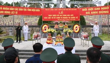 Cán bộ, nhân dân các dân tộc tỉnh Điện Biên dành phút mặc niệm viếng hương hồn các Anh hùng, liệt sĩ.