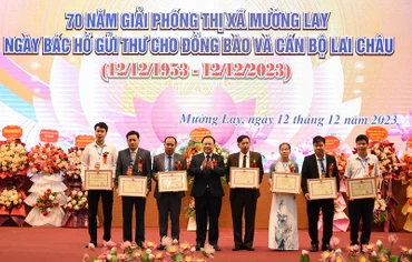 Đồng chí Mùa A Sơn, Phó Bí thư Thường trực Tỉnh ủy Điện Biên trao Bằng khen tặng các tập thể, cá nhân có thành tích trong các phong trào thi đua xây dựng thị xã Mường Lay.