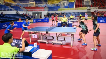 Các vận động viên bước vào tranh tài nội dung thi đấu đôi nam, đôi nữ, đôi nam nữ tại Giải vô địch bóng bàn quốc gia Báo Nhân Dân lần thứ 41. (Ảnh: Duy Linh)