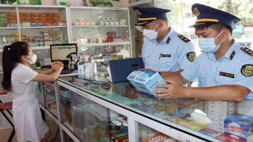 Lực lượng quản lý thị trường tỉnh Lạng Sơn nắm tình hình kinh doanh thuốc, vật tư y tế tại thành phố Lạng Sơn. (Ảnh: Minh Phương)