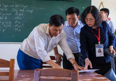 Đoàn công tác của Bộ Giáo dục và Đào tạo đến trực tiếp các điểm thi tại kỳ thi tốt nghiệp THPT năm 2023 (Ảnh minh hoạ)