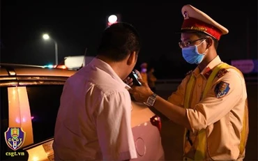 Lực lượng cảnh sát giao thông tăng cường kiểm tra vi phạm nồng độ cồn. (Ảnh: Cục Cảnh sát giao thông)