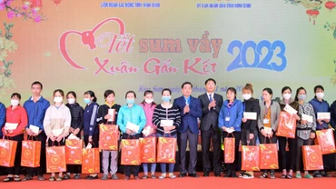 Lãnh đạo tỉnh và Liên đoàn Lao động Ninh Bình tặng quà cho công nhân lao động. 