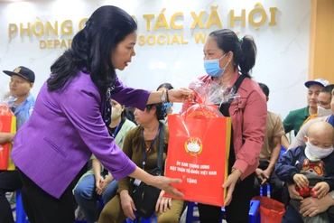 Lãnh đạo Mặt trận Tổ quốc Việt Nam thành phố Hà Nội trao quà tại Bệnh viện K.