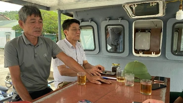 Cán bộ Trạm kiểm ngư Lạch Bạng phổ biến pháp luật về chống khai thác IUU cho ngư dân thị xã Nghi Sơn, tỉnh Thanh Hóa. 