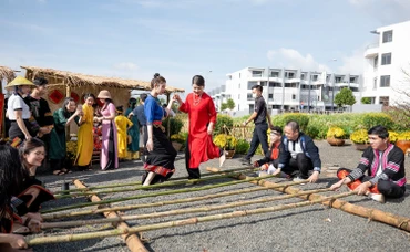 Du khách trải nghiệm múa sạp tại "Phiên chợ xưa" trong hành trình trải nghiệm và khám phá Thành phố Cà-phê ở Bảo tàng Thế giới Cà-phê dịp Tết Nguyên đán 2023 tại Đắk Lắk. (Ảnh: Công Lý)
