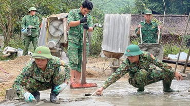 Cán bộ, chiến sĩ Đồn Biên phòng Tam Hợp (Bộ đội Biên phòng tỉnh Nghệ An) hỗ trợ nhân dân làm đường giao thông.