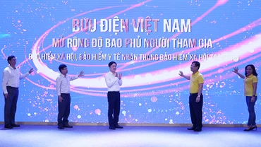 Các đại biểu nhấn nút phát động lễ ra quân. (Ảnh: VNPost)