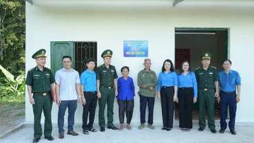 Liên đoàn Lao động tỉnh Lạng Sơn và Bộ chỉ huy Bộ đội biên phòng tỉnh Lạng Sơn bàn giao nhà Đại đoàn kết tại xã Thụy Hùng, huyện Văn Lãng.