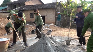 Công An huyện Lộc Bình, tỉnh Lạng Sơn tham gia xây dựng nhà Đại đoàn kết cho nhân dân.