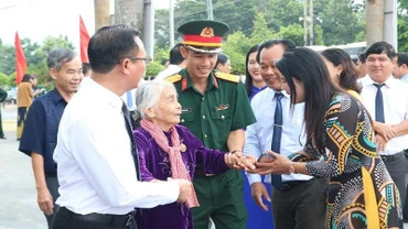 Lãnh đạo huyện Bù Đăng, tỉnh Bình Phước thăm, tặng quà cho Mẹ Việt Nam Anh hùng Trần Thị Bảy nhân dịp kỷ niệm 75 năm Ngày Thương binh-Liệt sĩ. (Ảnh: Nhất Sơn)