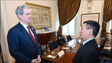Phó Thủ tướng Hồ Đức Phớc trao đổi với Bộ trưởng Tài chính Hoa Kỳ Scott Bessent. (Ảnh: BNG)