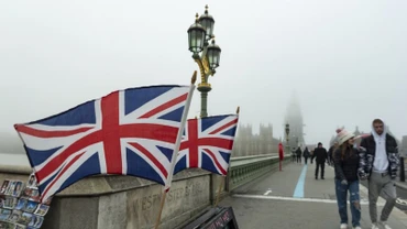 Người dân đi bộ trên cầu Westminster trong màn sương mù ở London, Vương quốc Anh, ngày 19/12/2021. (Ảnh: Tân Hoa xã)