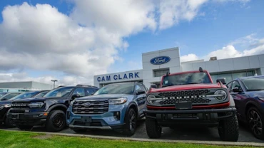 Các mẫu xe mới được trưng bày tại một đại lý ô-tô ở Vancouver, tỉnh British Columbia, Canada, vào ngày 3/4/2025. (Ảnh: Tân Hoa xã)
