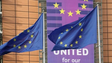 Lá cờ của Liên minh châu Âu tung bay bên ngoài Tòa nhà Berlaymont - Trụ sở của Ủy ban châu Âu, tại Brussels, Bỉ. (Ảnh: Tân Hoa xã)