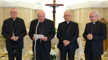 (Từ trái qua phải) Hồng y Pietro Parolin, Hồng y Kevin Farrell, Tổng Giám mục Edgar Peña Parra và Tổng Giám mục Diego Ravelli công bố tin Đức Giáo hoàng Francis qua đời tại Casa Santa Marta. (Ảnh: Vatican News)