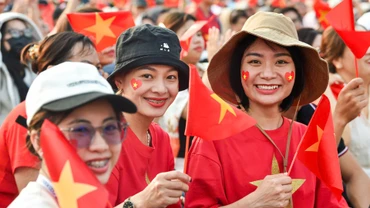Từ sớm, từng dòng người đã đổ về khu vực tổ chức lễ kỷ niệm, mang theo lá cờ đỏ sao vàng rực rỡ cùng niềm tự hào hiện rõ trên từng ánh mắt, nụ cười. (Ảnh: THÀNH ĐẠT)