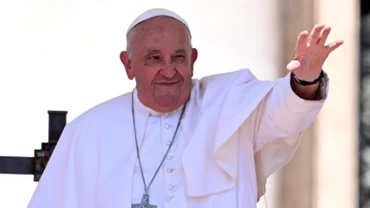 Đức Giáo hoàng Francis vẫy tay chào đám đông khi tham dự một sự kiện tại quảng trường Thánh Peter, Vatican ngày 26/5/2024. (Ảnh: Tân Hoa xã) 