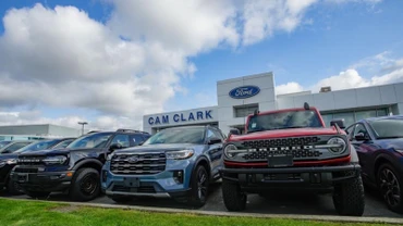 Các mẫu xe mới được trưng bày tại một đại lý Ford ở Vancouver, tỉnh British Columbia, Canada, ngày 3/4/2025. (Ảnh: Tân Hoa xã)