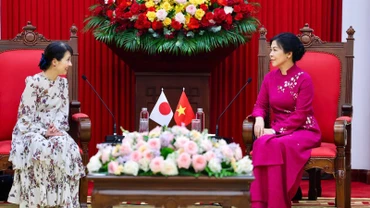 Bà Ngô Phương Ly, Phu nhân Tổng Bí thư Tô Lâm và bà Ishiba Yoshiko, Phu nhân Thủ tướng Nhật Bản Ishiba Shigeru tại buổi gặp gỡ. (Ảnh: BNG)