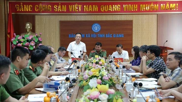 Đoàn công tác làm việc tại Bảo hiểm xã hội tỉnh Bắc Giang. (Ảnh: VSS)