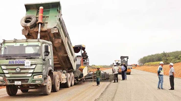 Các nhà thầu đang đẩy nhanh tiến độ thi công Dự án thành phần 3 cao tốc đường bộ Khánh Hòa-Buôn Ma Thuột.