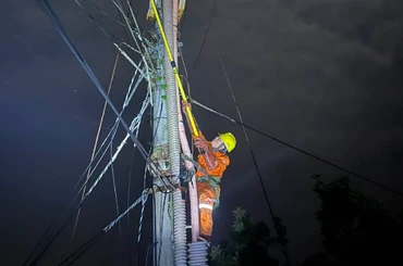 Công nhân Công ty Điện lực Điện Biên khẩn trương khắc phục sự cố do mưa dông.