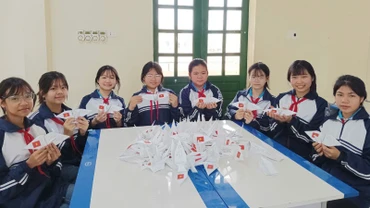 Các em học sinh gấp hạc giấy gửi ra quần đảo Trường Sa.