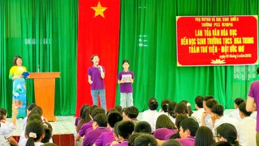 Các em học sinh trường Phổ thông liên cấp Olympia tự tin chia sẻ về truyền thống nhà trường và dự án thư viện.