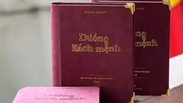 Tác phẩm "Đường Kách mệnh" của Chủ tịch Hồ Chí Minh được in theo tiêu bản gốc.